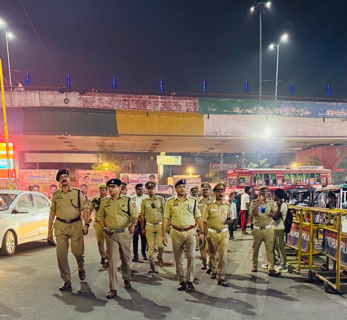 #पुलिस_आयुक्त_गाजियाबाद_महोदय_ के निर्देशानुसार #पुलिस_उपायुक्त_यातायात_महोदय_ तथा #अपर_पुलिस_उपायुक्त_यातायात_महोदय के कुशल नेतृत्व में आगामी त्यौहारों में  सुगम , सुरक्षित एवं निर्बाध यातायात व्यवस्था हेतु यातायात पुलिस का फ्लैग मार्च एवं चालानी कार्यवाही।