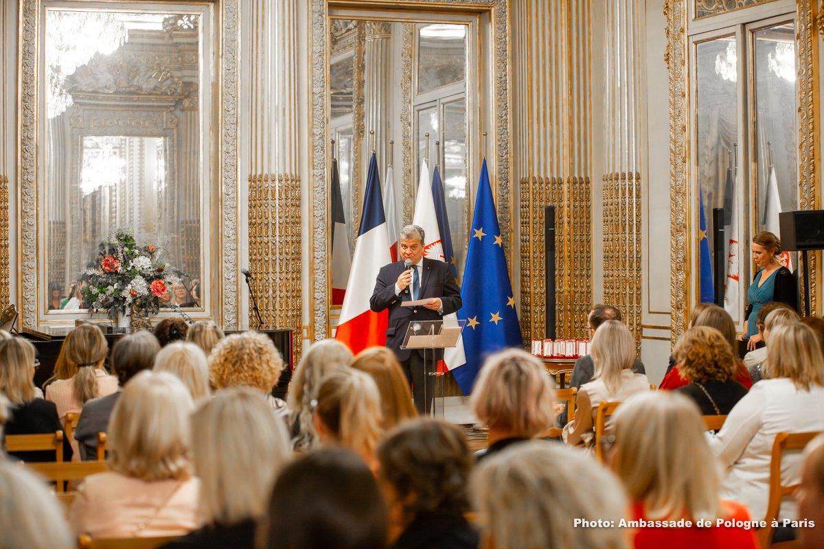 PLenFrance's tweet photo. Dnia 15 października odbyła się w @PLenFrance uroczystość z okazji Dnia Nauczyciela. Amb. J. E. Rościszewski oraz dyr. #ORPEG R. Siemianowski podziękowali 🇵🇱 nauczycielom za pracę w polskich szkołach oraz wręczyli im medale #KEN.
Zebrani wysłuchali koncertu 🇵🇱🇫🇷 duetu #Ewunia. https://t.co/Y9LuP6UQUv