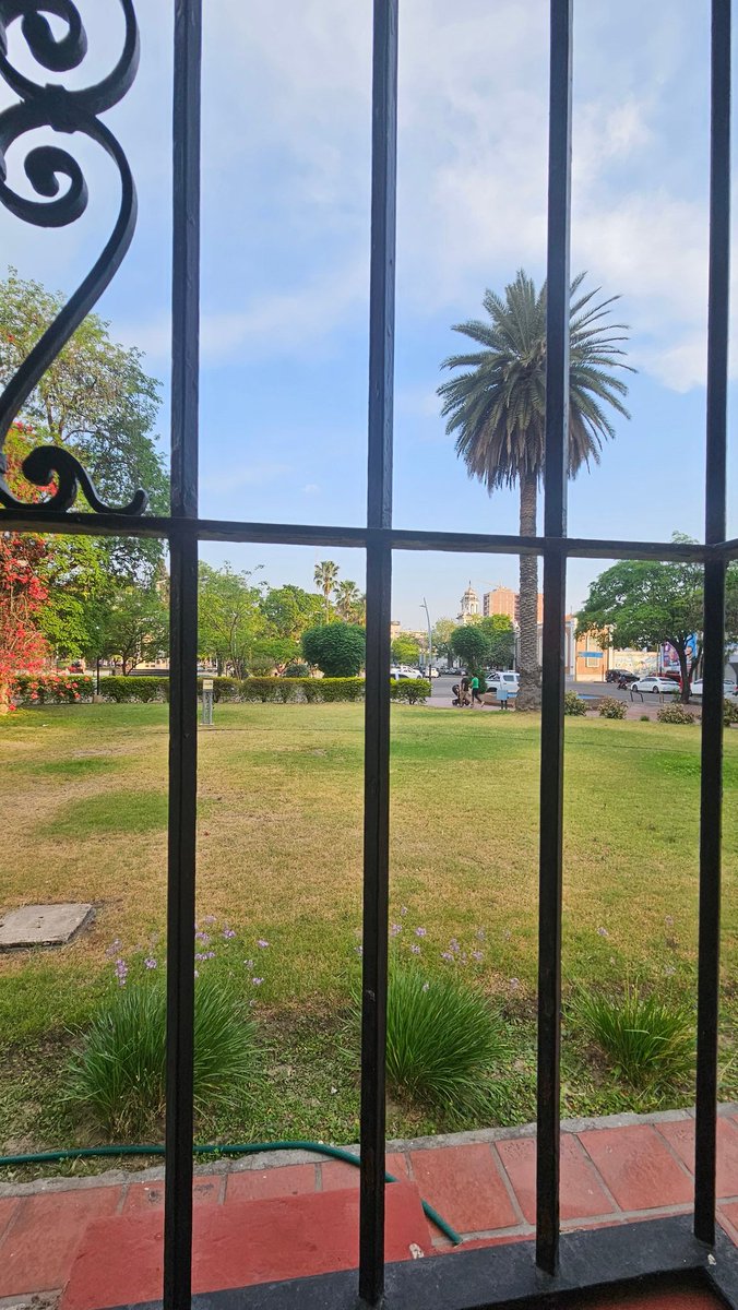 Ayer nos invitaron a varias creadoras de contenido a Casa de Gobierno a una reunión con Zamora y Elías Suárez. Fui al baño y saqué esta foto pensando le mando a mi familia como prueba de que estuve aqui. Sólo soy una chica de Fernández. Absolutamente.