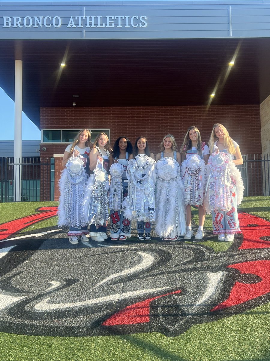 Our beautiful seniors on Homecoming!!!❤️