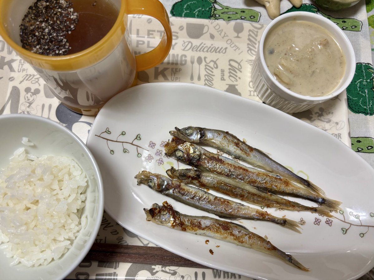 #おうちごはん  #シェフ相方様
もずくと長葱の味噌汁､納豆、鯵の塩焼き🐟
わかめ入🧅ｽｰﾌﾟ､鶏肉とゴーヤのコチジャン炒め
渾身の  #グリーンカレー🇹🇭 目玉焼き付
スリ黒胡麻🧅ｽｰﾌﾟ､ｸﾞﾘｰﾝｶﾚｰ小盛、ちっさいけど子持ちシシャモᗦ↞◃
買出しから12日目(*¯︶¯♥)相方様のスキルが凄い