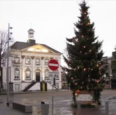 Zundert zoekt boom!
Na het succes van 2 jaar geleden, willen we ook dit jaar een kerstboom optuigen in Zundert. 
We zoeken een denneboom (eigenlijk een spar) van serieuze omvang. Heb je iets in de aanbieding? Laat het ons weten! Dat kan via info@treeport.eu, of 076-5995000.