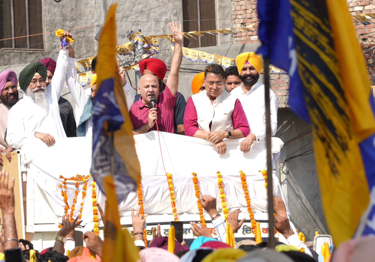 msisodia's tweet image. आज तरन तारन की जनता के ऐतिहासिक जनसैलाब ने साबित कर दिया कि पंजाब के लोग भगवंत मान सरकार के काम से खुश हैं और उनका ‘आप’ पर भरोसा बरकरार है।

मुख्यमंत्री @BhagwantMann जी के साथ तरन तारन के उम्मीदवार @Harmeet_aap जी के नामांकन रोड शो में जनता का जोश भगवंत मान सरकार के 3.5 साल के…