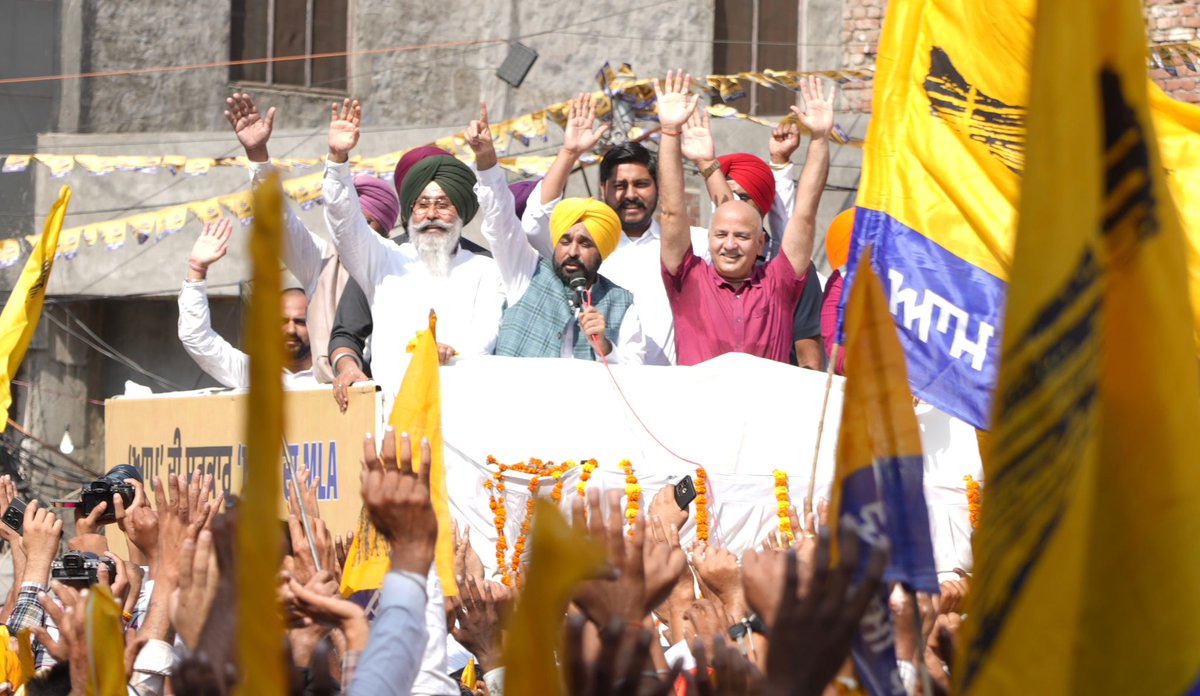 msisodia's tweet image. आज तरन तारन की जनता के ऐतिहासिक जनसैलाब ने साबित कर दिया कि पंजाब के लोग भगवंत मान सरकार के काम से खुश हैं और उनका ‘आप’ पर भरोसा बरकरार है।

मुख्यमंत्री @BhagwantMann जी के साथ तरन तारन के उम्मीदवार @Harmeet_aap जी के नामांकन रोड शो में जनता का जोश भगवंत मान सरकार के 3.5 साल के…