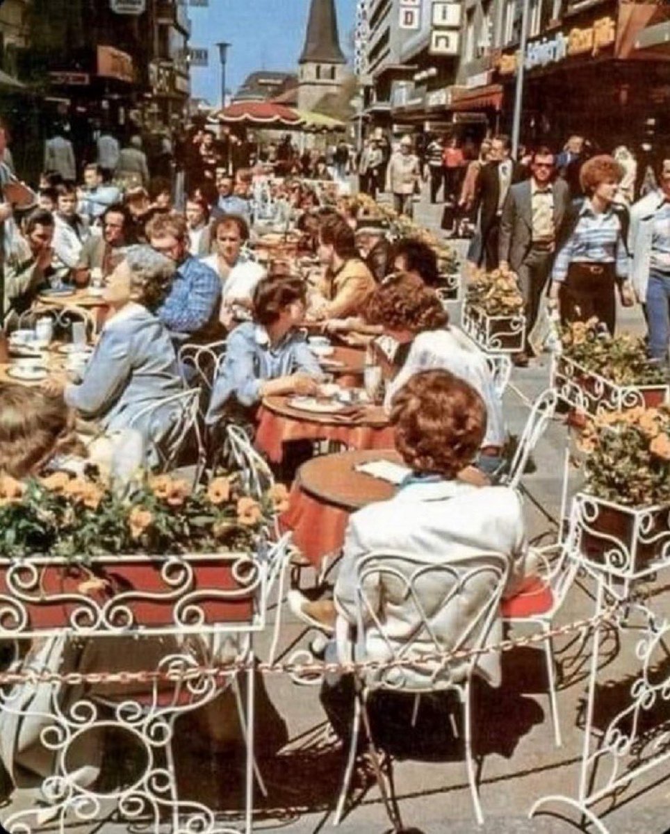Rechte nutzen gerade wiederholt dieses Bild als Beweis für das schöne Stadtbild von früher und nutzen einfach eine autobefreite Fußgängerzone aus Essen, was an allen anderen Tagen sonst als Prototyp links-grüner Ideologie gilt😀