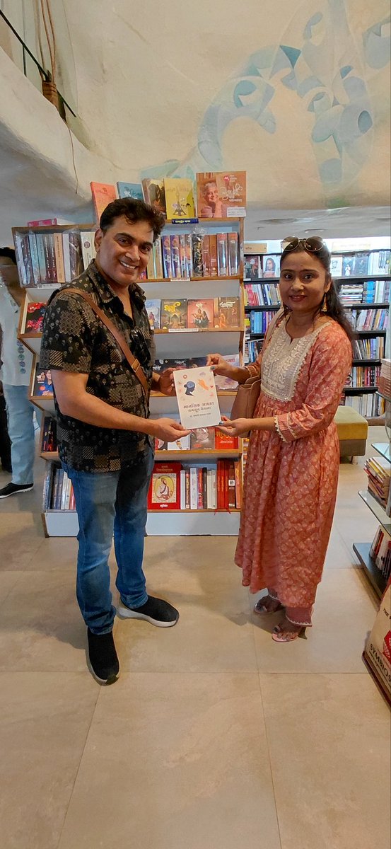 लिखाणामुळे माझ्या सारख्या सामान्य व्यक्तीला विविध क्षेत्रातील नामवंत व्यक्तिंना भेटण्याची संधी मिळाली. 

ज्यांचे काम आपण पडद्यावर बघतो, ज्यांचे संगीत ऐकतो अश्या कलाकारांना भेटणे म्हणजे दिवाळी ची मिळालेली भेटच आहे😇

मराठीतील सुप्रसिद्ध कवी, लेखक, गीतकार, व अभिनेते गुरू ठाकूर