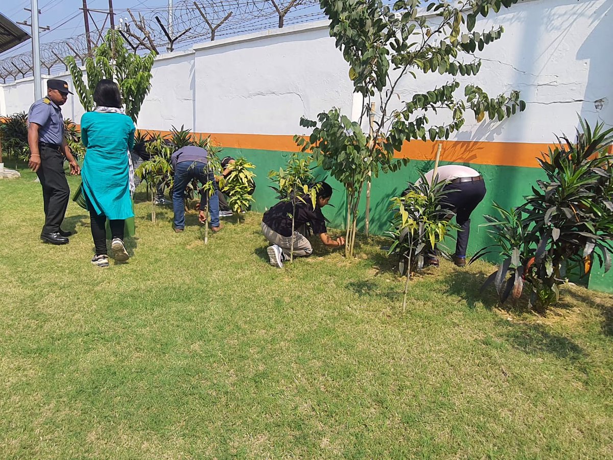 DoAgartne's tweet photo. 🚮 In line with #SwachhataHiSeva2025, Divisional Office Agartala &amp; it’s depots joined hands for “Ek Din, Ek Ghanta, Ek Sath” – a one-hour Shramdaan Special Cleanliness Drive. Together for a cleaner, greener tomorrow 🌍✨ was conducted on 14/10/2025 #EkGhantaShramdaan https://t.co/wpOoMqB24U
