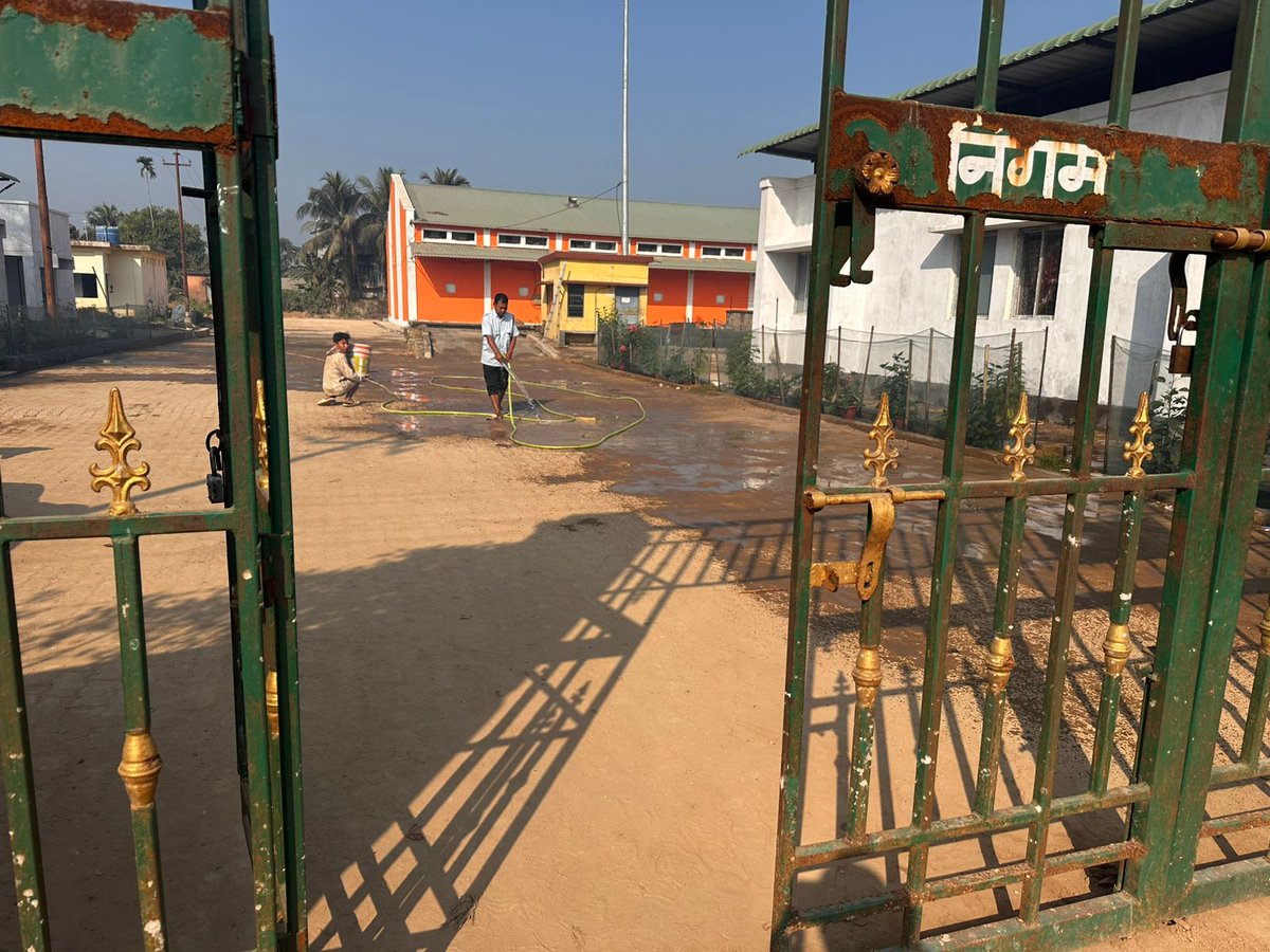 DoAgartne's tweet photo. 🚮 In line with #SwachhataHiSeva2025, Divisional Office Agartala &amp; it’s depots joined hands for “Ek Din, Ek Ghanta, Ek Sath” – a one-hour Shramdaan Special Cleanliness Drive. Together for a cleaner, greener tomorrow 🌍✨ was conducted on 14/10/2025 #EkGhantaShramdaan https://t.co/wpOoMqB24U