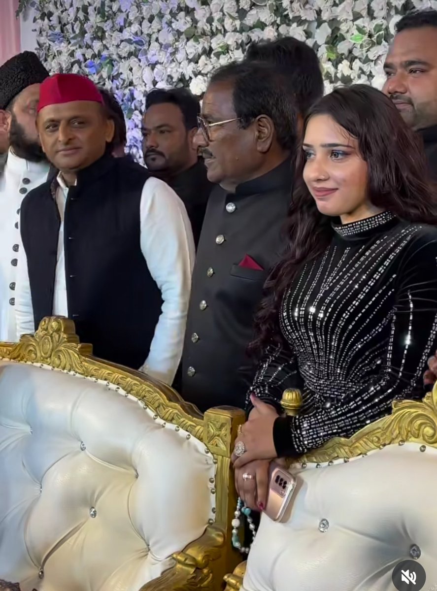 कैमरामैन: चलिए फोटो के लिए सब लोग सामने देखिए बिल्कुल नाक की सिद्ध में।
अखिलेश यादव: