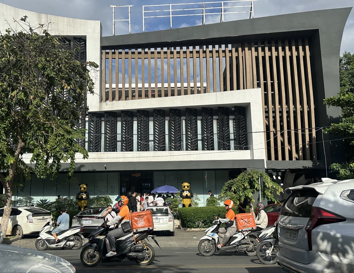 Many people went to withdraw money from Houione bank.