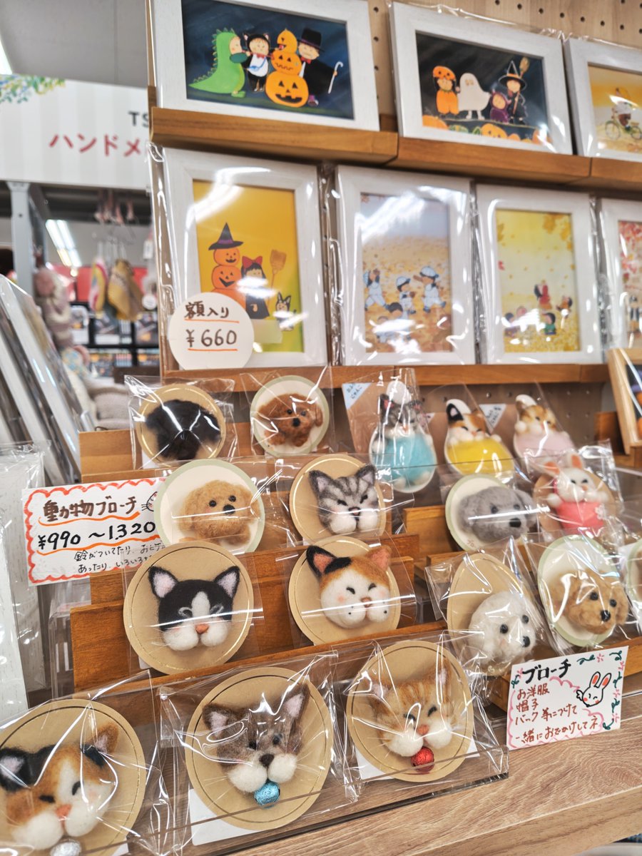 t_higamatsu's tweet photo. 🐱#ハンドメイド🐶
BOX1⃣2⃣番
#LAPOCHE 様

秋らしく #ハロウィン を
モチーフにした
ほのぼの かわいい
＃イラスト や ＃フェルト の
作品を展開中です🎃💕

#TSUTAYA #ハンドメイド作家
#ハンドメイド好きさんと繋がりたい https://t.co/l5Vv6xYjc1