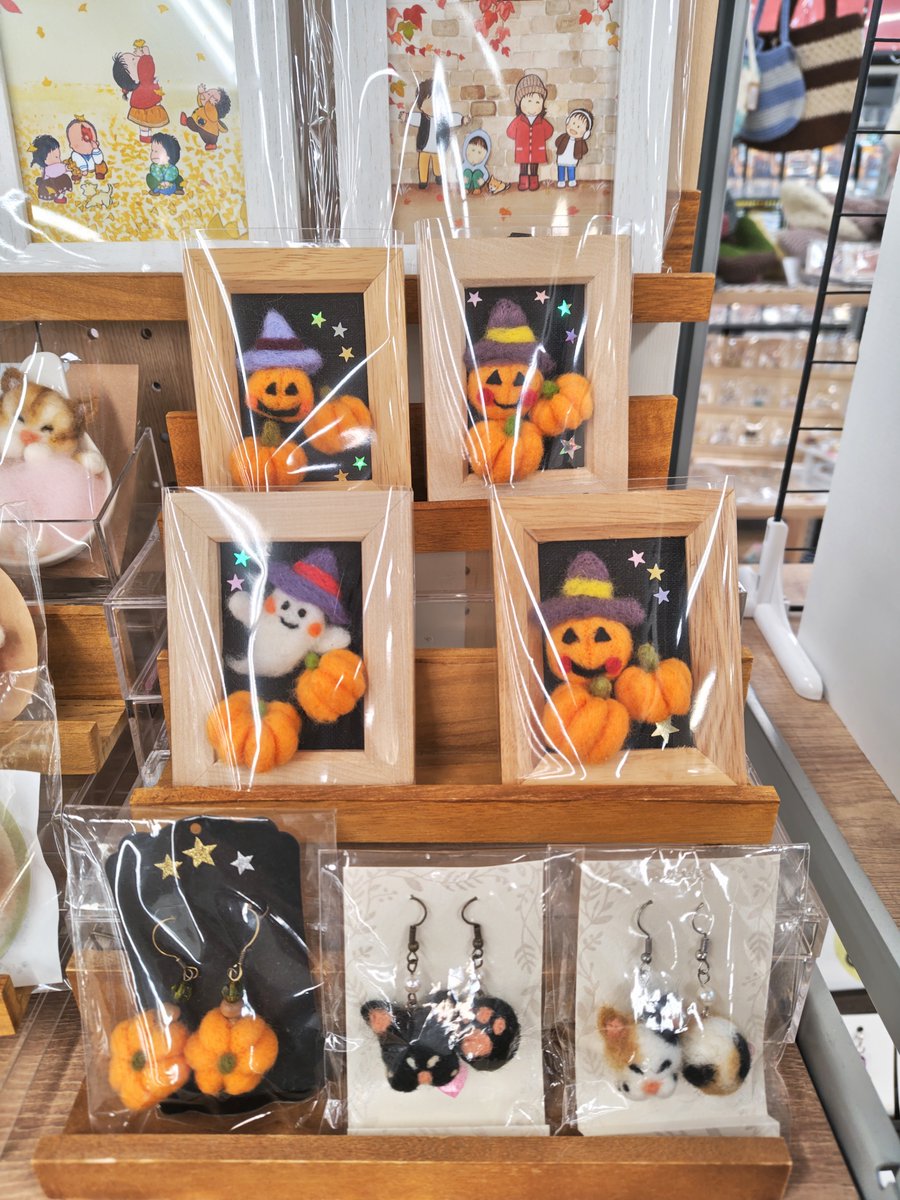 t_higamatsu's tweet photo. 🐱#ハンドメイド🐶
BOX1⃣2⃣番
#LAPOCHE 様

秋らしく #ハロウィン を
モチーフにした
ほのぼの かわいい
＃イラスト や ＃フェルト の
作品を展開中です🎃💕

#TSUTAYA #ハンドメイド作家
#ハンドメイド好きさんと繋がりたい https://t.co/l5Vv6xYjc1
