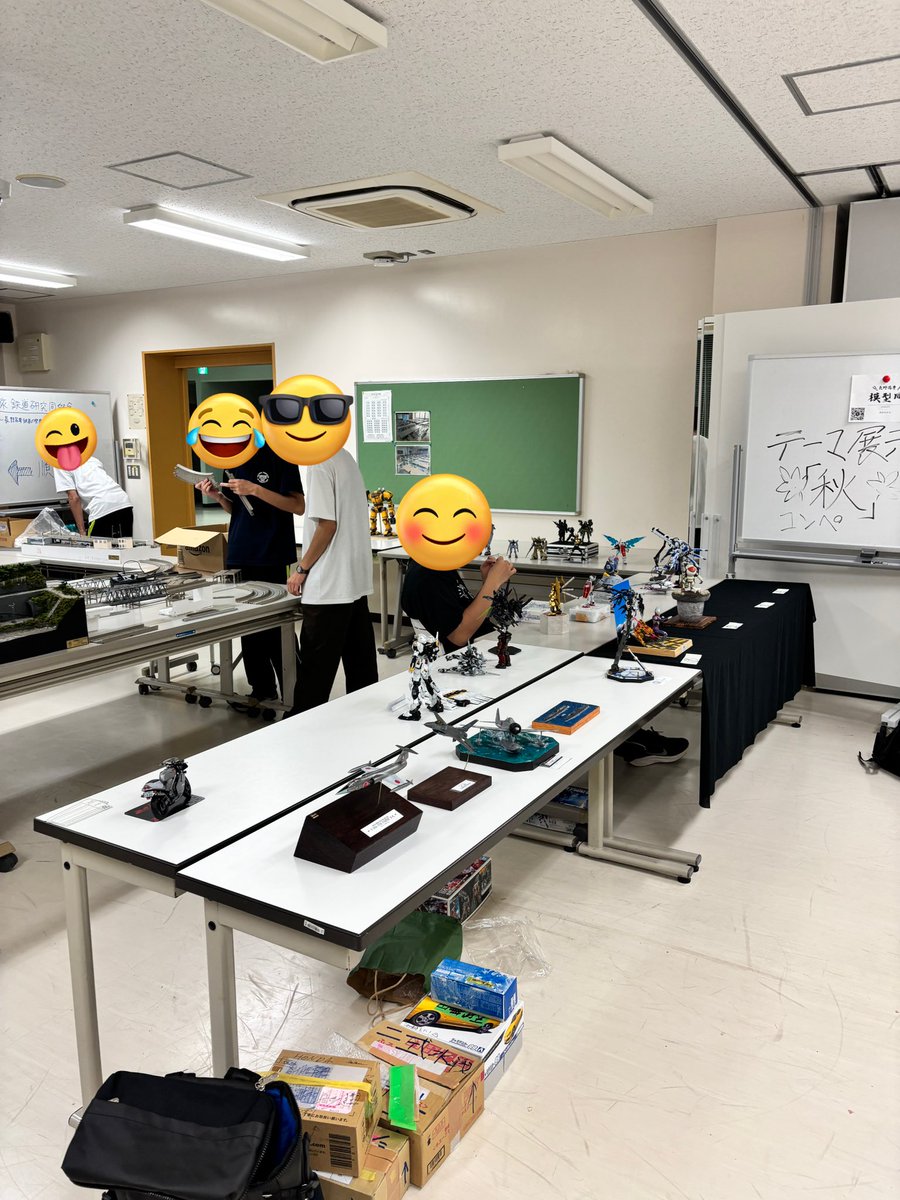 明日の一般公開に向けて設営進行中🤓😚