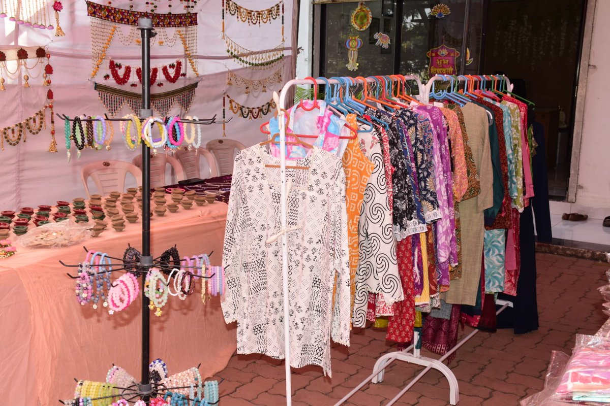 આદિજાતિની બહેનોને હસ્તકલા શીખવી આત્મનિર્ભર બનવાની પ્રેરણા આપતાં વ્યારાનાં ફેશન ડિઝાઈનર અલ્પાબેન ચૌધરી...

વોકલ ફોર લોકલ અને હર ઘર સ્વદેશીનો સંકલ્પ અપનાવી અલ્પાબેન આસપાસના બહેનોને કાપડ કારીગરી અને જ્વેલરી મેકિંગ શીખવે છે; તેમની ડિઝાઈનમાં ગુજરાતની સંસ્કૃતિ, સ્વદેશી કાપડ અને