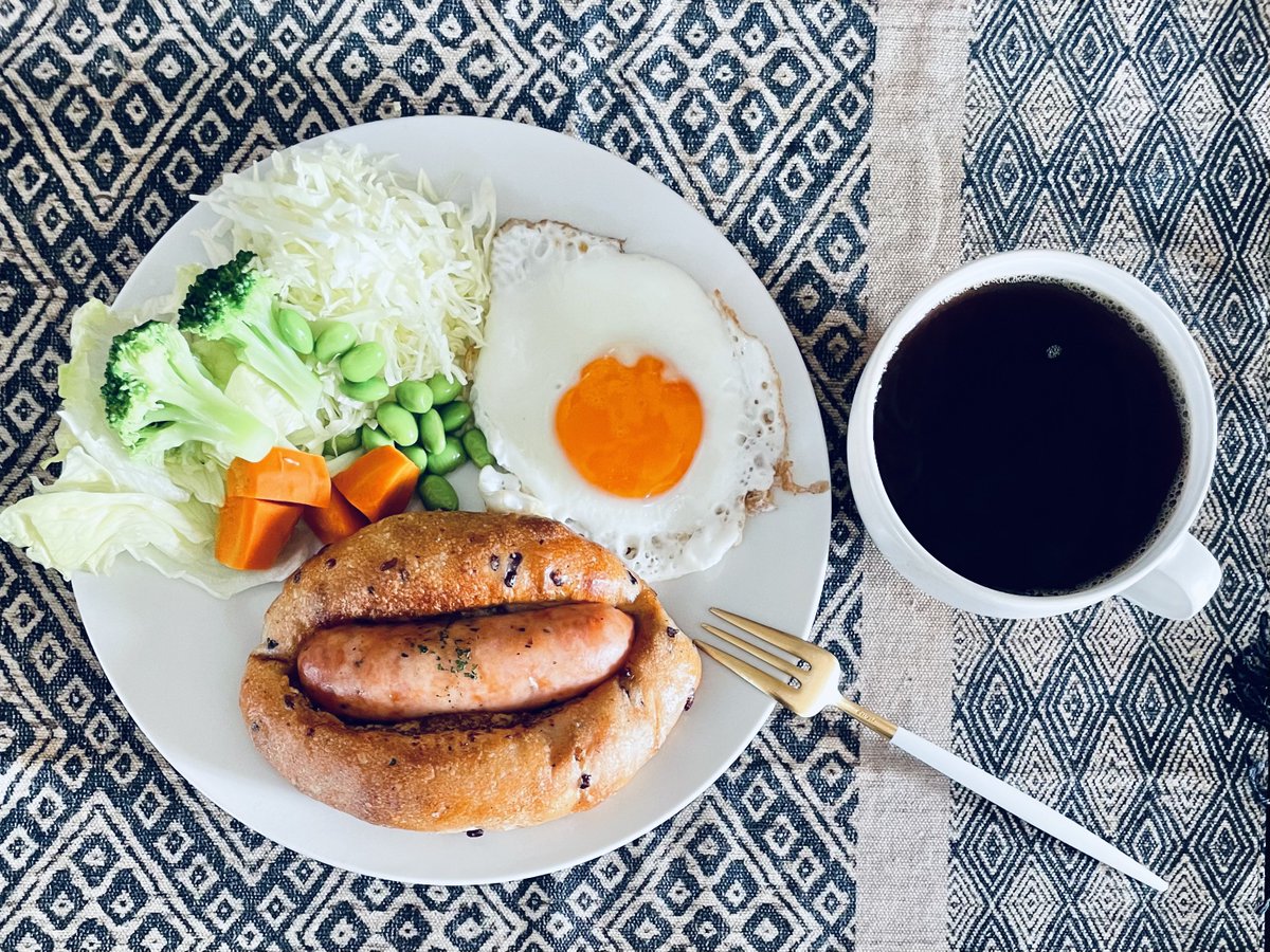 takelovemoeriku's tweet photo. 極太
朝ごはん
”R Bakery”のジャーマンソーセージ🌭
食パンとクロワッサンを買うつもりが、ついつい目を奪われて買った一品
大きなソーセージがドーンとのってて、パンの生地はもっちりで味わい深いෆ⃛
#RBakery
#アールベーカリー
#うめきたグリーンプレイス
#トースト練習中🍞
#もえすたぐらむ❶ https://t.co/YYZLiRDXjC