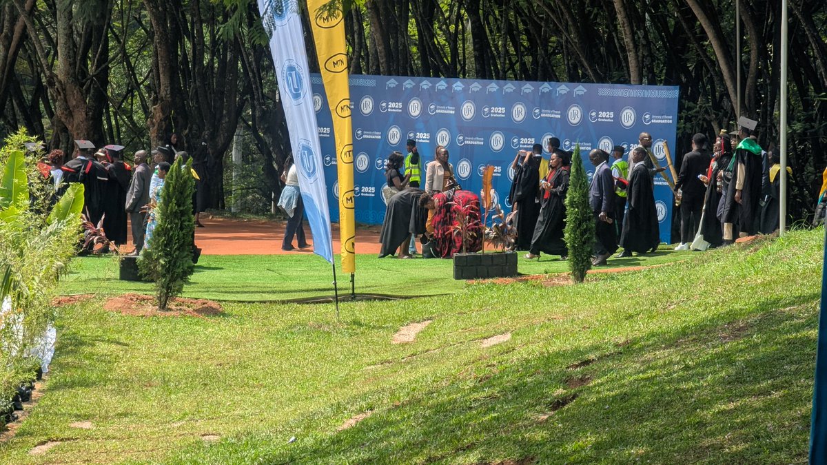 Uni_Rwanda's tweet photo. Catch the best moments from our 2025 Graduation Ceremony!
A total of 9,526 men and women are celebrating their hard work in a colorful event here in @UR_Huye Campus! 

🎥 Watch the celebration live 👉 https://t.co/Y5RxiR4t6v https://t.co/M7EIYixR1L
