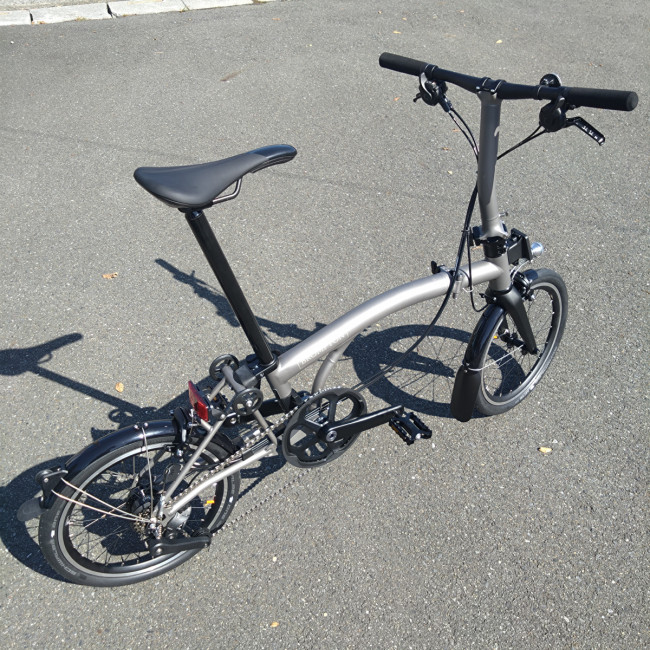 YsRoad_kumagaya's tweet image. 珍しいチタン＋カーボンの最高級小径車を納車しましたのでご紹介です！
x.gd/yPX2J

チタンフレームのシャープさとフォークやクランク、
シートポストなカーボンの振動吸収性を併せ持つ、最高級の1台です。

#brompton
#tline
#フォールディングバイク
#折り畳み自転車