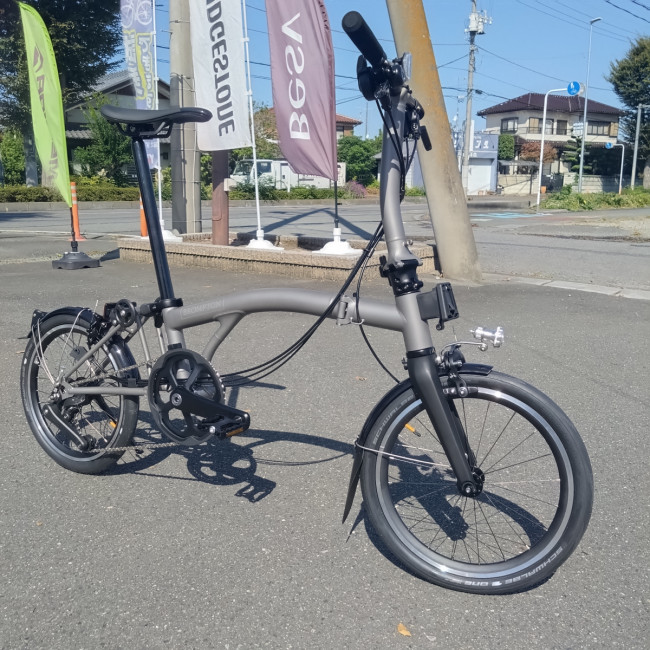 YsRoad_kumagaya's tweet image. 珍しいチタン＋カーボンの最高級小径車を納車しましたのでご紹介です！
x.gd/yPX2J

チタンフレームのシャープさとフォークやクランク、
シートポストなカーボンの振動吸収性を併せ持つ、最高級の1台です。

#brompton
#tline
#フォールディングバイク
#折り畳み自転車