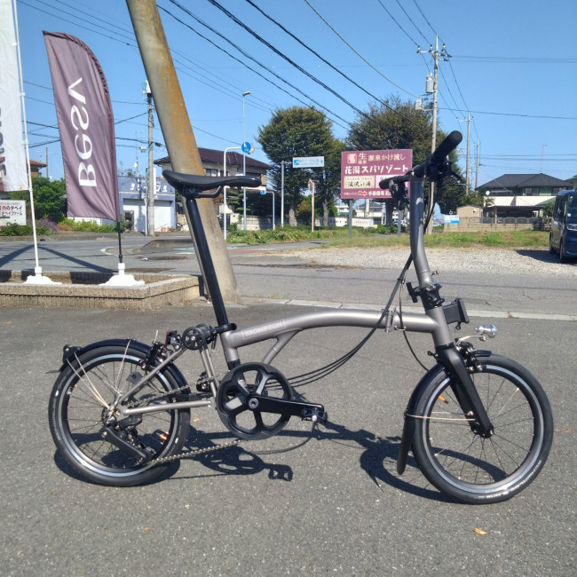 YsRoad_kumagaya's tweet image. 珍しいチタン＋カーボンの最高級小径車を納車しましたのでご紹介です！
x.gd/yPX2J

チタンフレームのシャープさとフォークやクランク、
シートポストなカーボンの振動吸収性を併せ持つ、最高級の1台です。

#brompton
#tline
#フォールディングバイク
#折り畳み自転車