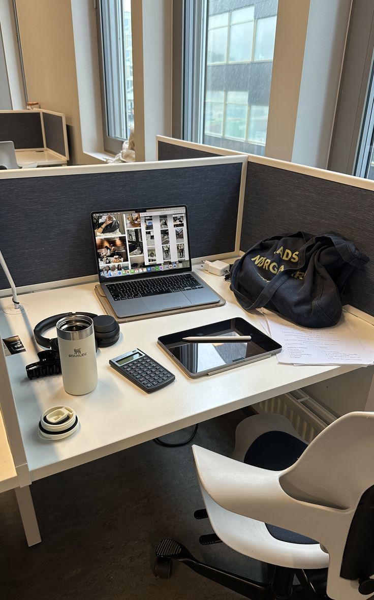 ceelune_'s tweet image. working for the life I promised myself