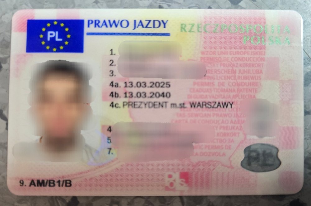Policjanci z leszczyńskiej drogówki zatrzymali do kontroli 19-letniego obywatela Ukrainy, który popełnił wykroczenie w ruchu drogowym. Okazał mundurowym podrobione prawo jazdy, które zakupił w Internecie za 1600 euro. Grozi mu do 5 lat więzienia.

Oni nie wiedzą, że u nas