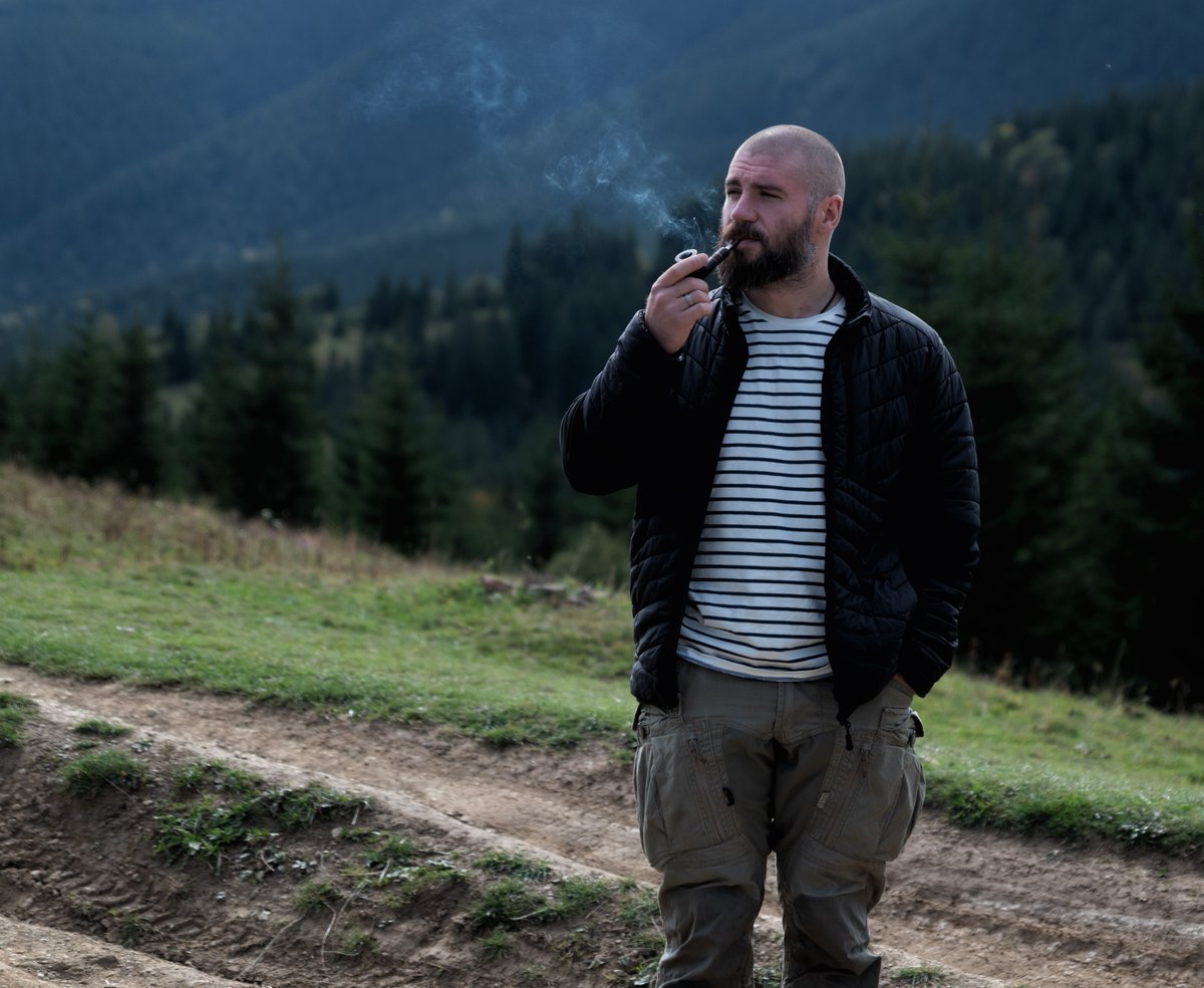 Соцмережі не вбивають вас, вони дресирують.

Я понад десять років у медіапросторі і бачив десятки «успішних» інфлюенсерів, які сідають на голку схвалення, швидко піднімаються, маргіналізуються і зникають як особистості. 

Майже завжди це відбувалось в контексті загравання із