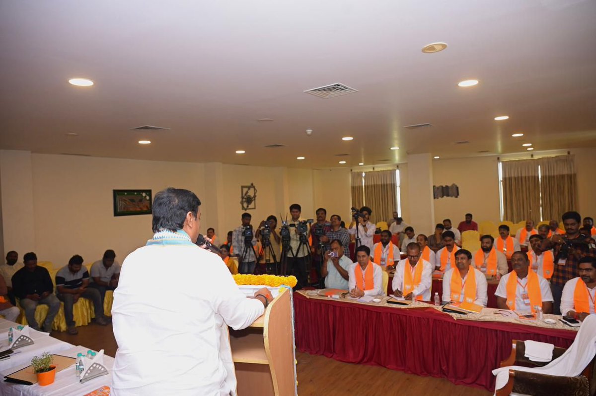 గుంటూరు లో ఏర్పాటు చేసిన బిజెపి అధికార ప్రతినిధుల, మీడియా ప్యానలిస్టుల కార్యశాలలో పాల్గొని జాతీయ, రాష్ట్ర స్థాయిలో పార్టీ చేసిన అభివృద్ధి కార్యక్రమాలను ప్రజలకు చేరువ చేయాలనే అంశంపై దిశానిర్దేశం చేయడం జరిగింది.

<a href="/BJP4India/">BJP</a> <a href="/narendramodi/">Narendra Modi</a> 
<a href="/BJP4Andhra/">BJP ANDHRA PRADESH</a>