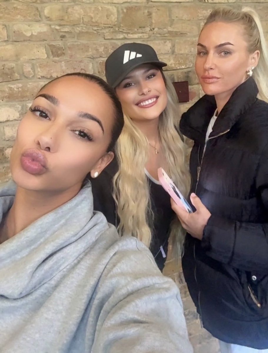 hullcharleyx's tweet photo. girls golfing range trip ⛳️ ❤️ #FOURRRR https://t.co/ZTwoauFnWL
