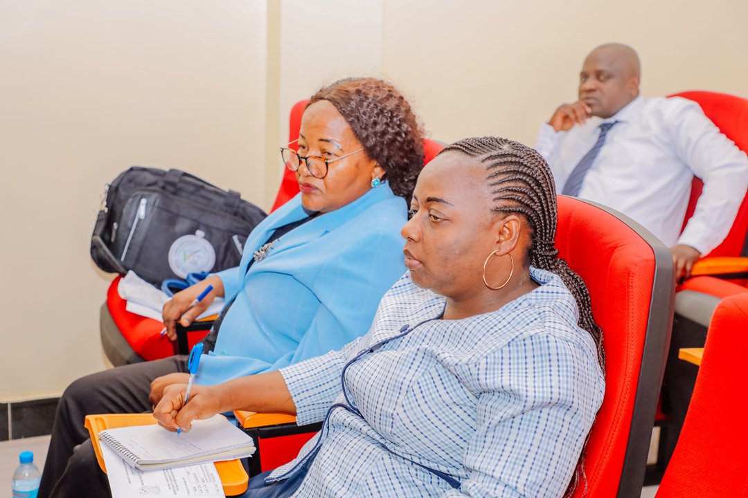 Ethics1996's tweet photo. Mkurugenzi wa Utawala na Rasilimiwatu, Sekretarieti ya Maadili ya Viongozi wa Umma Bi. Teddy Njau akielezea Muundo wa Taasisi kwa  Wajumbe wa Baraza la Wafanyakazi wa ofisi hiyo lililofanyika katika ukumbi wa Halmashauri ya Manispaa ya Moshi tarehe 17 Oktoba, 2025. https://t.co/5CLY36gVoH
