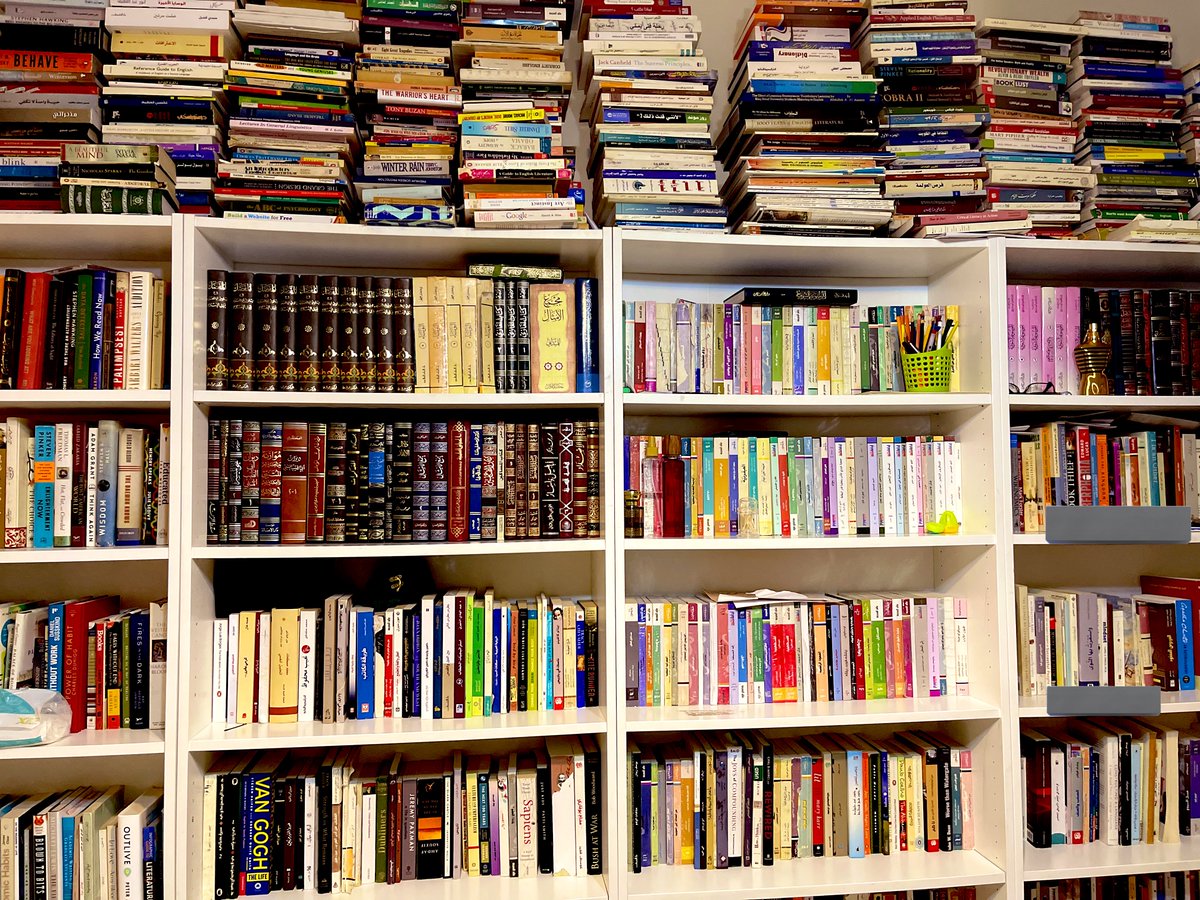 معاشر القراء:
هناك سؤال يطل برأسه دائماً ولم أجد له اجابة. لماذا نقرأ كتاباً ما وبعد مدة لا تحتفظ الذاكرة إلا بقصة هنا او مفارقة هناك أو اقتباس من بضع كلمات؟ مثلاً:
1. سيرة نيرودا لا أتذكر إلا القصة التي أوردها عن الشاعر الأرجنتيني المغمور عمر ڤينول وهوسه بتربية البقر. (سيرة