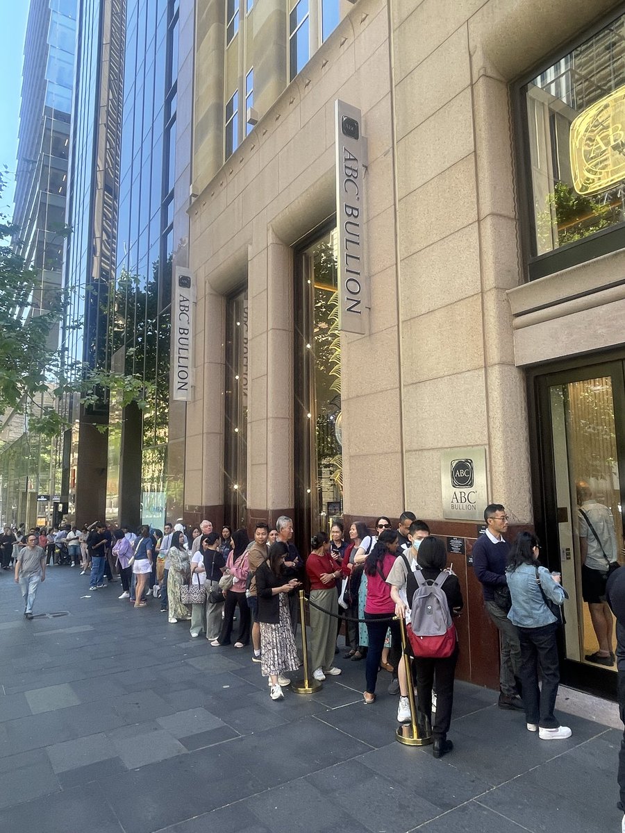 Crazy scenes in Sydney, Australia as locals line up to buy gold amid frenzy.

Is this the top?