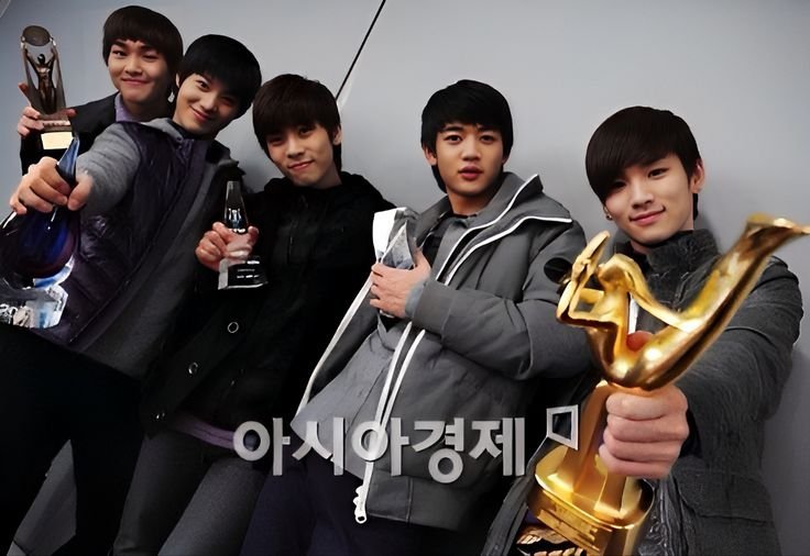 retrotesque's tweet photo. SHINee was the first group to get Rookie Grand Slam. 
A new group bagged all the 'Rookie of the Year' in 5 major Korean music award shows within a year was a first that they had to invent this category to reward SHINee.

these babies were legends. still are.
#2025MAMAVOTE #SHINee https://t.co/9RUov3CgTF