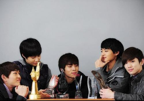 retrotesque's tweet photo. SHINee was the first group to get Rookie Grand Slam. 
A new group bagged all the 'Rookie of the Year' in 5 major Korean music award shows within a year was a first that they had to invent this category to reward SHINee.

these babies were legends. still are.
#2025MAMAVOTE #SHINee https://t.co/9RUov3CgTF