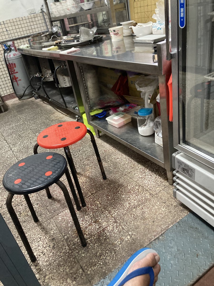 Colaininder's tweet photo. 既然選擇了，在辛苦也要咬牙堅持下去
懶趴捏著也要幹下去

來自35歲的大叔日���

有沒有人要來吃牛肉麵的？￼
找到我，請大方拿出我的貼文給我看
妳將獲得一份免費的牛肉麵￼￼

#請忽略那穿著藍白拖的腳# https://t.co/I7vK2RrwUZ