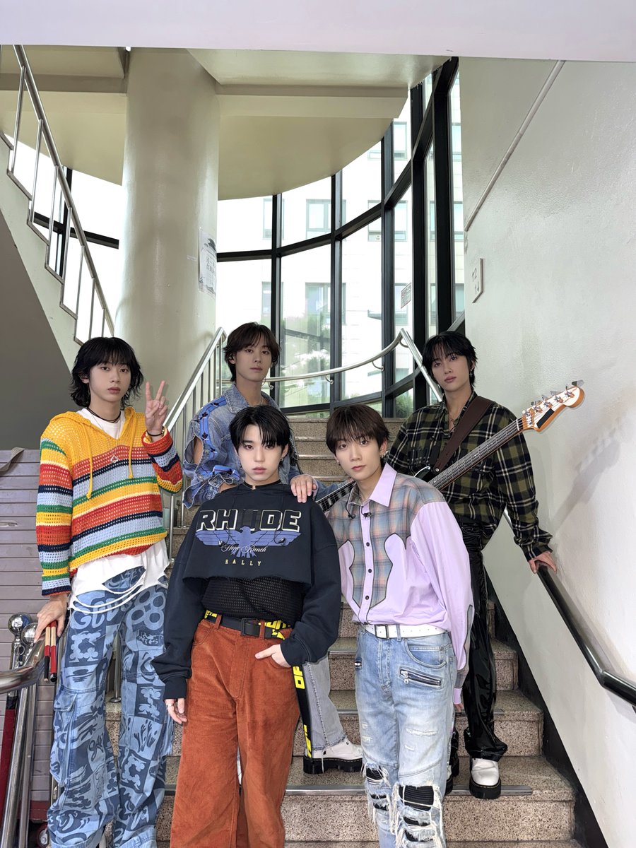 HFU_official's tweet photo. [📸] 251017 KBS2 #뮤직뱅크 

#RaSiDo 와 같이 써 내려갈 미완성 이야기📖
금요일 저녁에도 응원해준 RaSiDo 감사합니다❤️‍🔥

#HiFiUnicorn #하이파이유니콘 #하파유 #Teenage_Blue #HFU https://t.co/EHcFgWAkzU