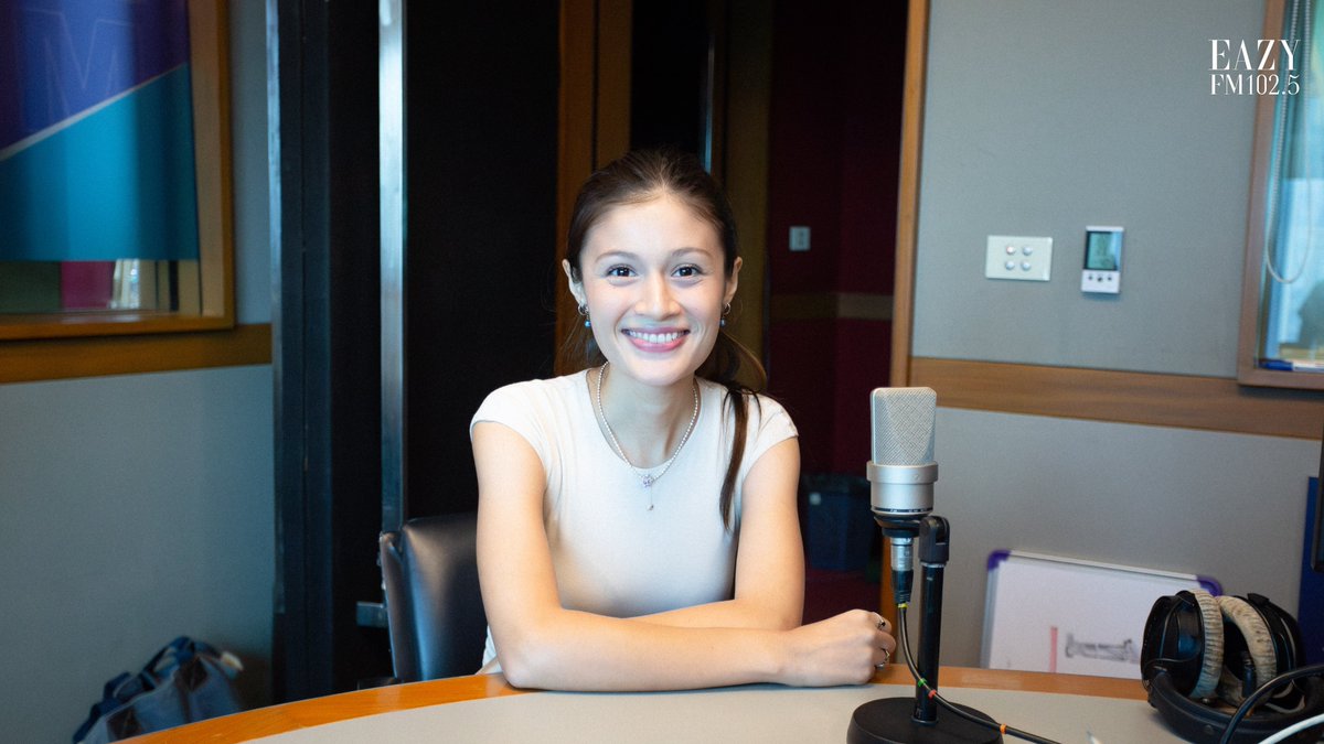 eazyfmTH's tweet photo. #Thalassa ศิลปินสาวที่มาพร้อมความสดใส กับแบ็คกราวน์ด้านดนตรีที่อัดแน่น กลับมาพร้อมผลงานใหม่ในรอบ 4 ปี กับซิงเกิลฟังเพลิน "Good Boys" ถ่ายทอดเรื่องราวของความสัมพันธ์ และการค้นหาคุณค่าในตัวเอง ~ ขอบคุณที่แวะมาทักท��ยดีเจแพทริก และชาว #EazyFM กันนะคะ

#EazyFM1025 https://t.co/FnTnr42diz