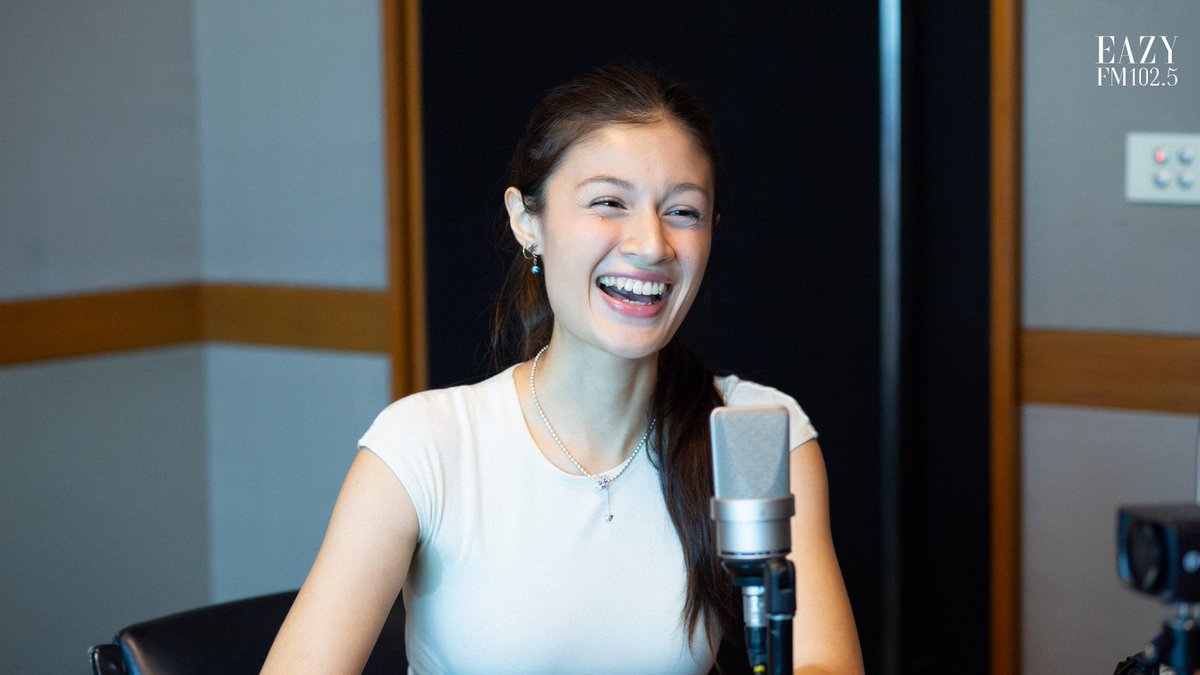 eazyfmTH's tweet photo. #Thalassa ศิลปินสาวที่มาพร้อมความสดใส กับแบ็คกราวน์ด้านดนตรีที่อัดแน่น กลับมาพร้อมผลงานใหม่ในรอบ 4 ปี กับซิงเกิลฟังเพลิน "Good Boys" ถ่ายทอดเรื่องราวของความสัมพันธ์ และการค้นหาคุณค่าในตัวเอง ~ ขอบคุณที่แวะมาทักท��ยดีเจแพทริก และชาว #EazyFM กันนะคะ

#EazyFM1025 https://t.co/FnTnr42diz