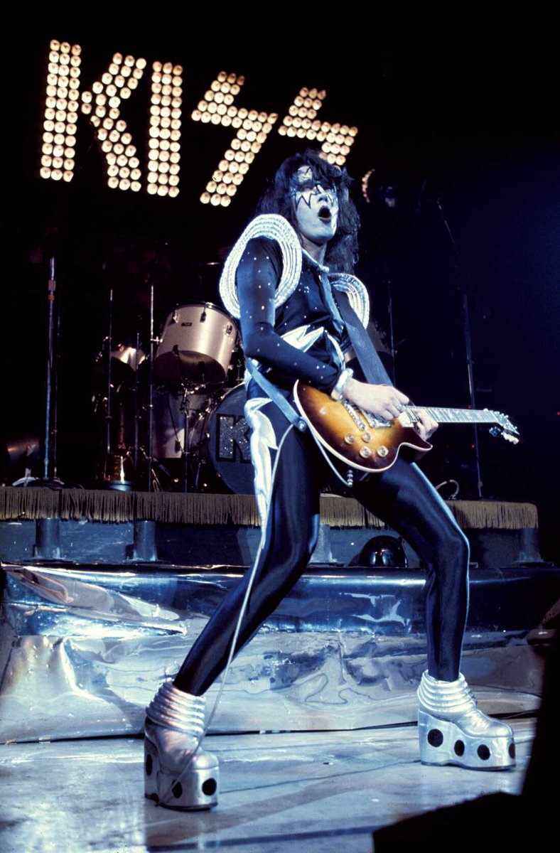 🕊️ Adiós al Comandante Espacial del Rock 🕊️
Ace Frehley nos deja, pero su energía vive en cada riff:
⚡ Shock Me | 🥃 Cold Gin | 🔥 Parasite | 🌘 Strange Ways | 🚀 Rocket Ride | 💿 2,000 Man
Gracias por el viaje, Spaceman. 🎸✨
#AceFrehley #KISS #RockLegend