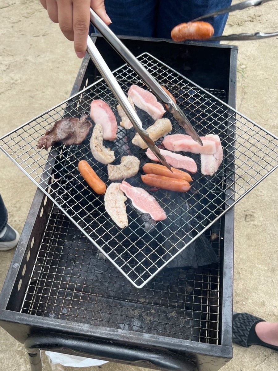 pole_toridai's tweet photo. 9/30に事業部企画でバーベキュー🍖🔥
&amp;花火🎇を行いました！！
それぞれ食べ物を持参し、お肉🍖や野菜🥬ピザ🍕チーズ🧀などを楽しみました‼️
夏の締めくくりには花火がピッタリですね🎇✨
#鳥取大学 #鳥取県 #鳥取市 #ポレポレキッズ #polepolekids
#青少年育成団体 #子ども大好き https://t.co/drUH0Hu4sP