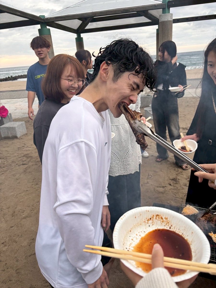 pole_toridai's tweet photo. 9/30に事業部企画でバーベキュー🍖🔥
&amp;花火🎇を行いました！！
それぞれ食べ物を持参し、お肉🍖や野菜🥬ピザ🍕チーズ🧀などを楽しみました‼️
夏の締めくくりには花火がピッタリですね🎇✨
#鳥取大学 #鳥取県 #鳥取市 #ポレポレキッズ #polepolekids
#青少年育成団体 #子ども大好き https://t.co/drUH0Hu4sP