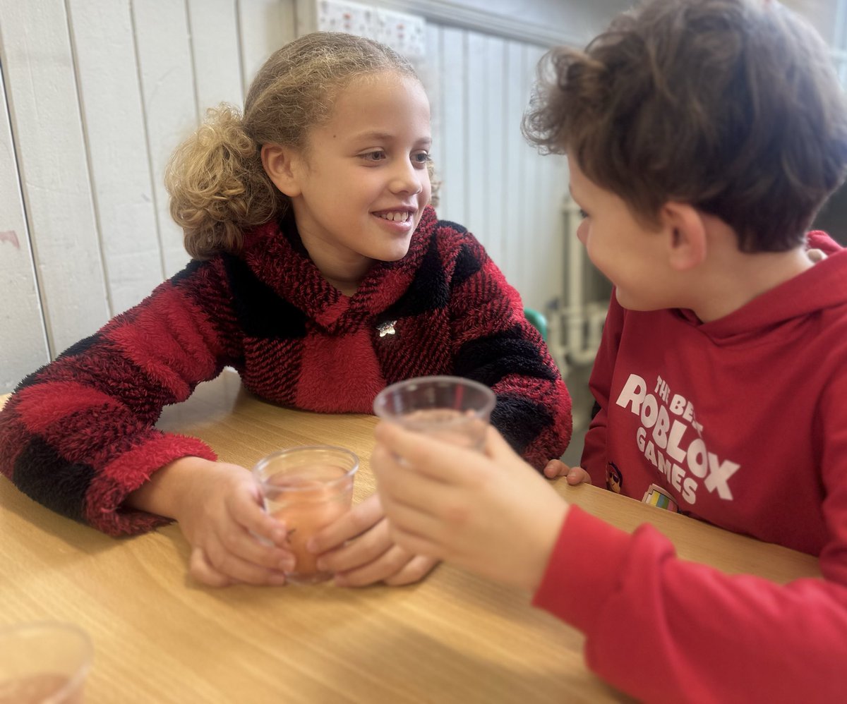 ManorParkSchSM1's tweet image. 🥚🦷 Year 4 had an egg-citing science experiment! We used eggs to see how different drinks can affect our teeth 🪥😬 The results are brewing and will be revealed on Monday — we can’t wait to see what happens! 😁✨
#weareLEO #MPPAscience