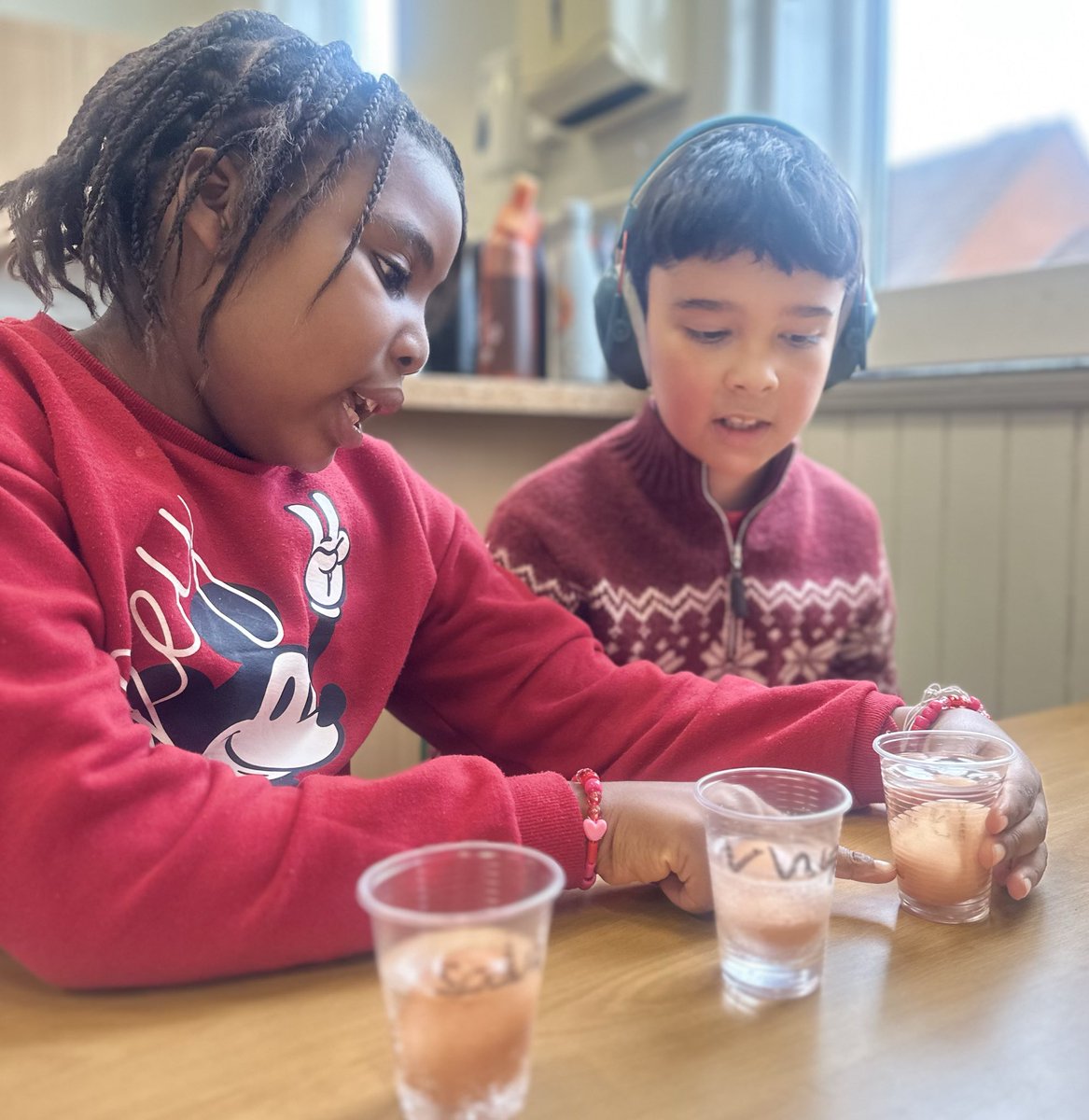 ManorParkSchSM1's tweet image. 🥚🦷 Year 4 had an egg-citing science experiment! We used eggs to see how different drinks can affect our teeth 🪥😬 The results are brewing and will be revealed on Monday — we can’t wait to see what happens! 😁✨
#weareLEO #MPPAscience