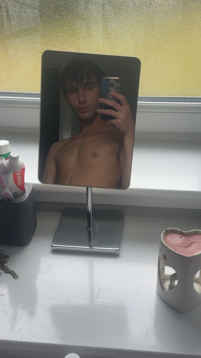 iconbibi's tweet photo. No mirror is safe https://t.co/2yuKSIZS3g