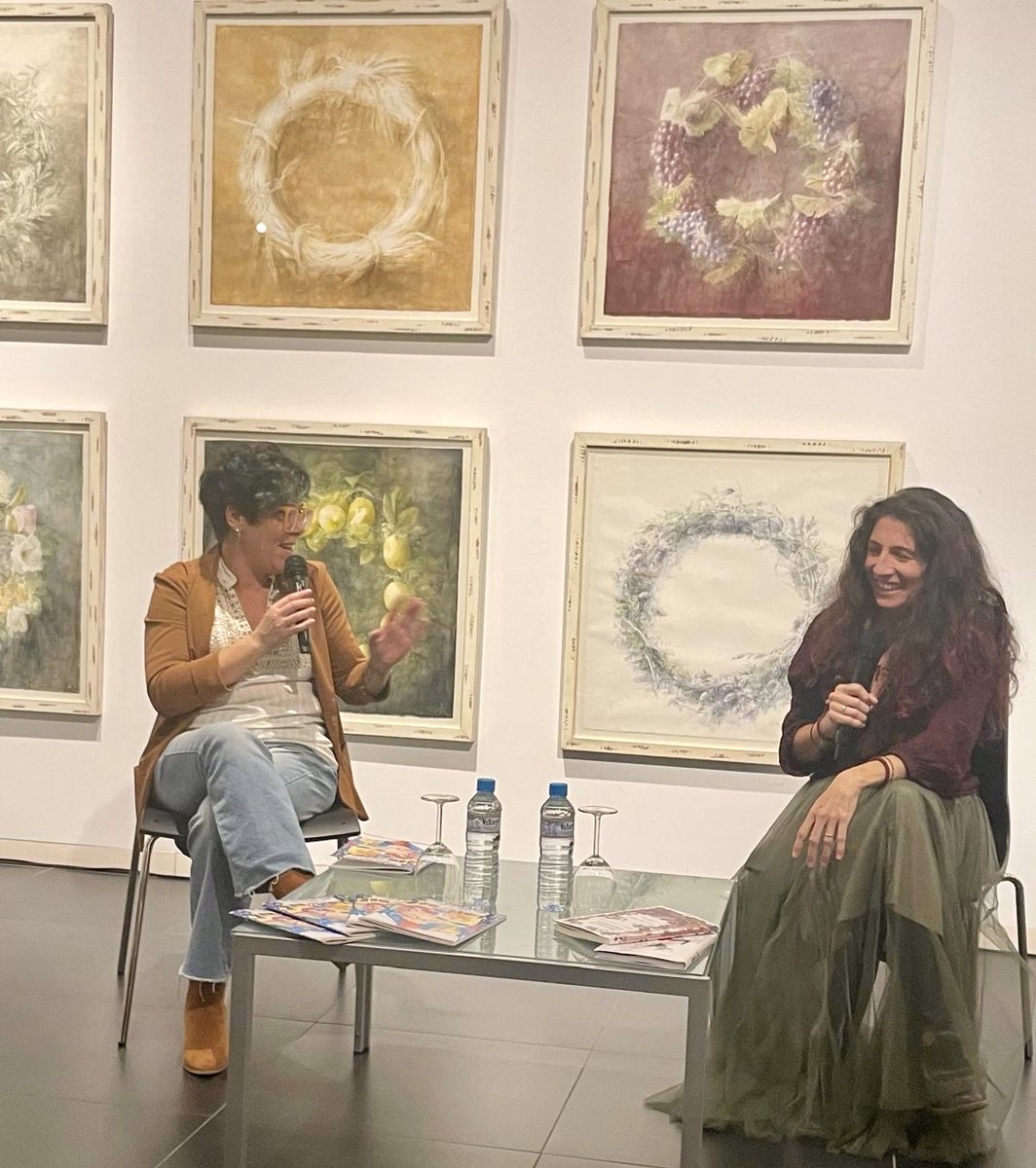 🗣️Además, impartió una charla coloquio en la <a href="/Fund_PedroCano/">Fundación Pedro Cano</a> moderada por la escritora y presidenta de Asokultura Blanca Beatriz Sánchez.