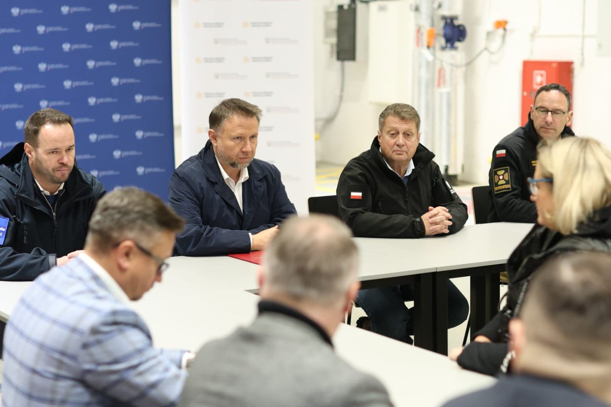 MSWiA_GOV_PL's tweet photo. Niemce (woj. lubelskie): składnica @RARS_GOV_PL 📍 Minister @MKierwinski przewodniczył odprawie z wojewodami i samorządowcami. Tematem rozmów była ochrona ludności i obrona cywilna. https://t.co/BCz2eX1PCN