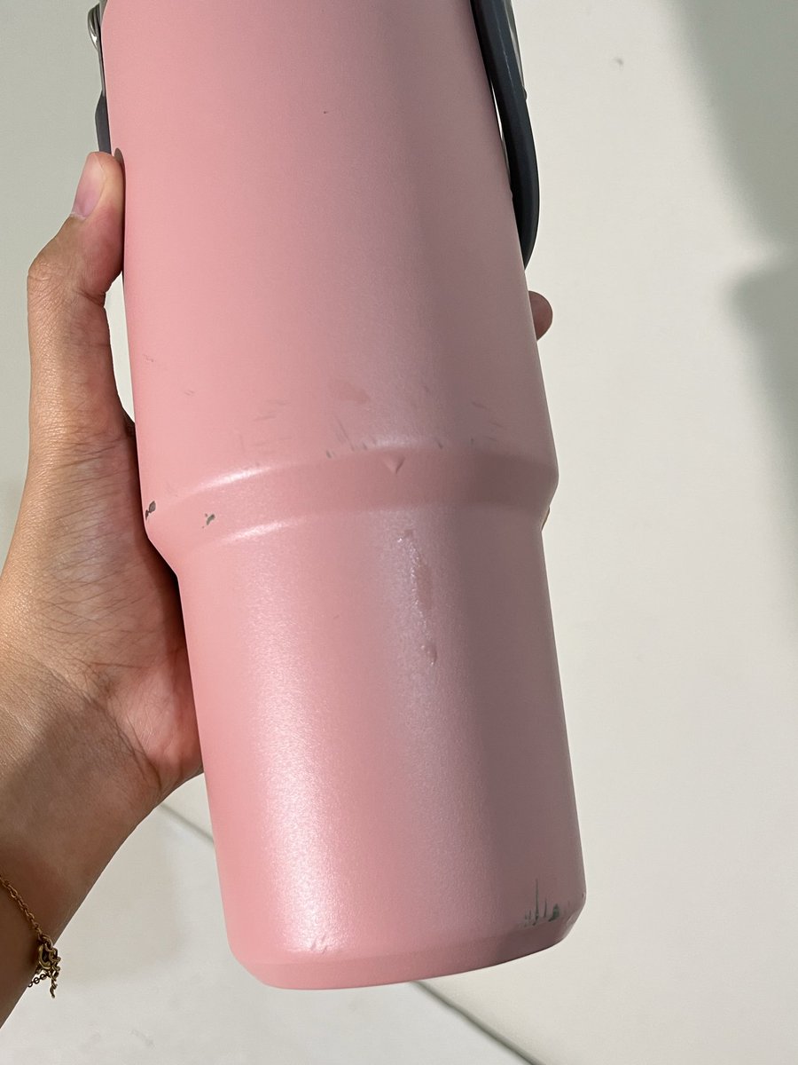 anyboutkiky's tweet photo. tumbler ini masih jadi juara 1 setelah hampir 2tahun aku punya, tahan banting jg coy (rillll jatuh dijalan raya kondisinya masih aman) 🥹💗

gak bau besi &amp; tahan dingin sampe 24jam https://t.co/JSFIJrnF9a