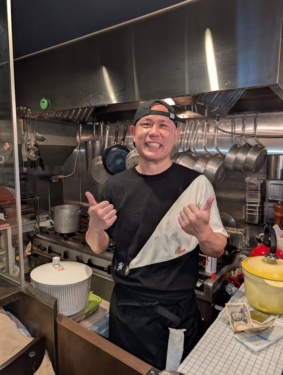 poohtommy's tweet photo. とみハマ会の相棒のハマちゃんが 毎週金曜のランチタイムのみ ラーメン激戦区の西新宿にてラーメン屋をオープンします！  

店主：濱田淳史（元K1ファイター/現僧侶） 

 営業時間：11時30分～15:00/14:30ラストオーダー
 ※スープがなくなり次第終了 

 内容 "和歌山中華そば" （サイドメニュー有） 
※写真参考  
西新宿7-17-5 矢沢ビル1階 入口分かりずらいですが、カクヤスの道挟んでとなりの小さなビルの１Fですが、階段を上って入口となります 
薄暗いですがやってます！ 
※写真参考 
目の前はライバル店「麵屋 翔」  

クオリティは元ジョエル・ロブションのオープニングスタッフだった、安藤英幸シェフのお墨付き！
 すごく美味しいので、ぜひお越しください！ 
 濱田君を知らない方は富岡の紹介でと言っていただければ、快く迎えてくれますので♪