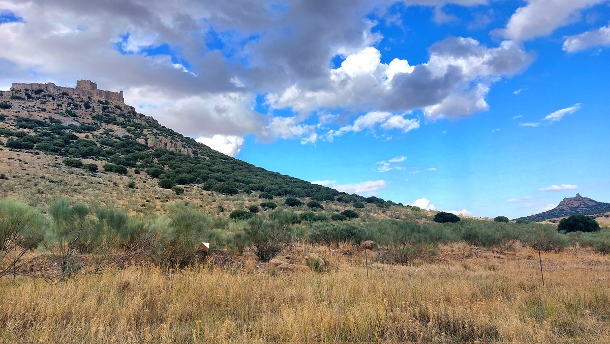 El castillo de Calatrava la Nueva, a la izquierda, y los pocos restos del castillo de Salvatierra más lejos, a la derecha. Dos cerros, dos fortalezas, un calmo valle. Almohades, castellanos, los monjes guerreros de la orden de Calatrava. Aceifas, asaltos, cercos. Los ecos del