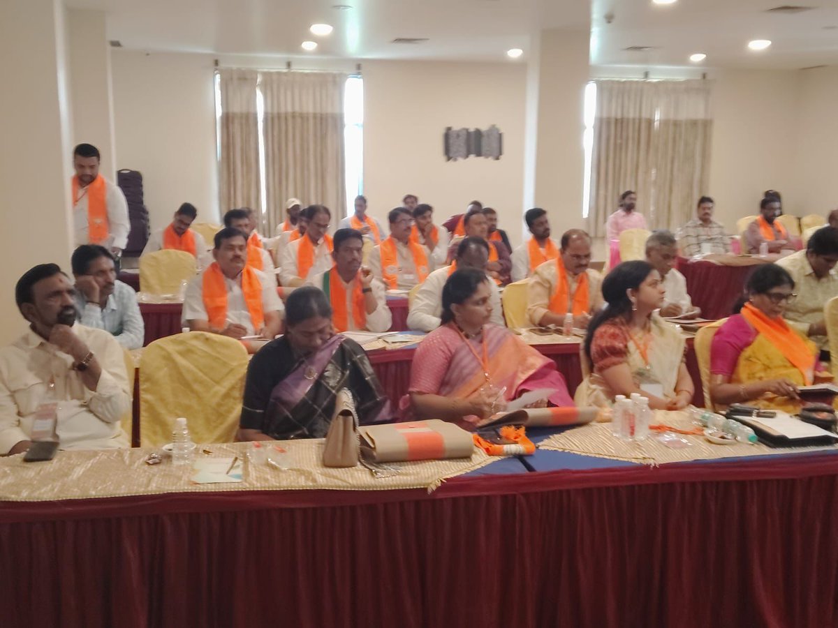 MadhavBJP's tweet photo. గుంటూరు లో ఏర్పాటు చేసిన బిజెపి అధికార ప్రతినిధులకు, మీడియా ప్యానలిస్టులకు @BJP4Andhra  ఆధ్వర్యంలో జరగనున్న కార్యక్రమాల పై అవగాహన కల్పించడం జరిగింది.  

@BJP4India @narendramodi https://t.co/eDc8ZBP3gu