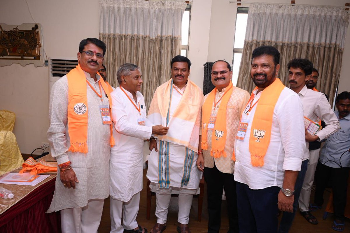 MadhavBJP's tweet photo. గుంటూరు లో ఏర్పాటు చేసిన బిజెపి అధికార ప్రతినిధులకు, మీడియా ప్యానలిస్టులకు @BJP4Andhra  ఆధ్వర్యంలో జరగనున్న కార్యక్రమాల పై అవగాహన కల్పించడం జరిగింది.  

@BJP4India @narendramodi https://t.co/eDc8ZBP3gu